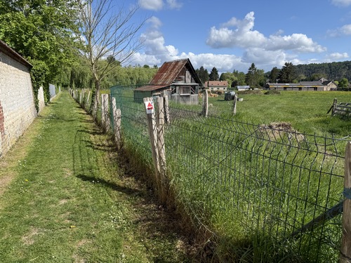 La Sente des Courtieux permet d'éviter le bourg, et va nous conduire directement au niveau du parking de la mairie.