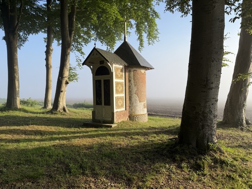 A la sortie de Sommesnil, la chapelle Notre-Dame-du-Mont-Carmel domine la vallée de la durdent. A l'intérieur, la statue de la Vierge Marie est entourée de saint Hippolyte et saint Joseph. Autrefois, on venait y solliciter la protection contre les orages. La chapelle appartient à la commune depuis 2014.