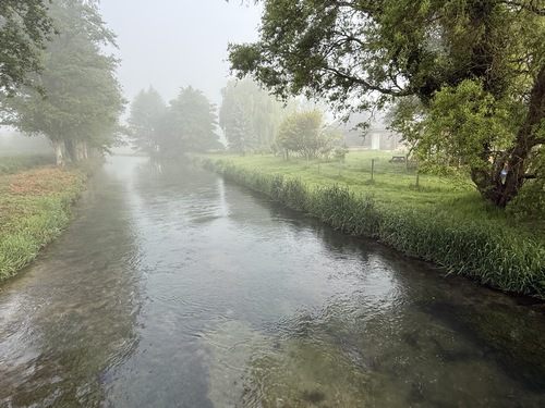 Nous traversons la Durdent à Oherville en direction du coteau nord. Nous sommes sur le GR211.