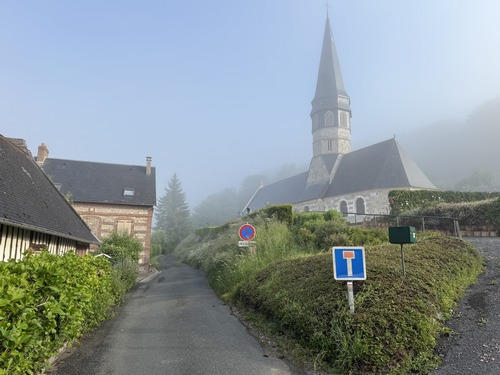 Nous allons longer l'église Notre-Dame de Oherville pour monter dans le bois en direction d'Auffay.