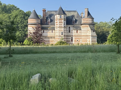 Le manoir d'Auffay (XVe) a présente ici une façade construite à la manière des fortifications cauchoises de la fin du Moyen Âge, agrémentée d'un riche décor polychrome, la façade opposée est plus du style de la fin du XVe siècle (modifiée au XIXe). Le château est privé, des visites sont organisées.&nbsp;