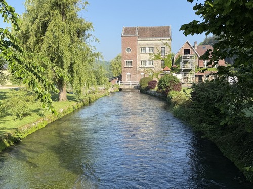 Traversée de la Durdent au Hanouard, en face de l'ancien moulin.