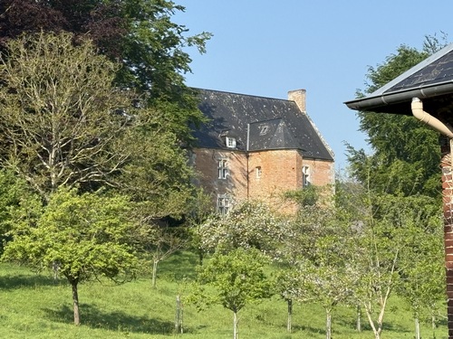 Notre chemin commence au pied du manoir du Hanouard (XVIe XVIIe).