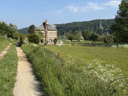 Nous allons éviter le bourg de Grainville-la-Teinturière en tournant vers le sud sur le chemin du Câtelet (GR211b).