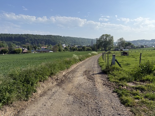 Regard arrière vers Grainville-la-Teinturière depuis le chemin du Câtelet. Le nom laisse deviner que ce lieu fut celui d'une fortification qui veillait sur la vallée, mais c'est aussi le lieu où se trouvait le gibet de Grainville.