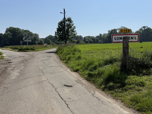 Nous entrons dans Sommesnil par la D106, nous allons prendre la rue à gauche pour rejoindre la mairie.