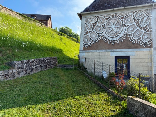 Nous montons sur le chemin qui longe la Fresque en Dentelle de NeSpoon, artiste de street art, qui s'est inspiré ici d'une dentelle du XIXe siècle.
