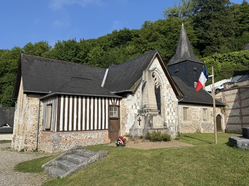 L'église Sainte-Austreberthe a été rebâtie au XVIe et XVIIe siècle. Derrière l'église se trouve la grotte dédiée à Sainte-Austreberthe.
