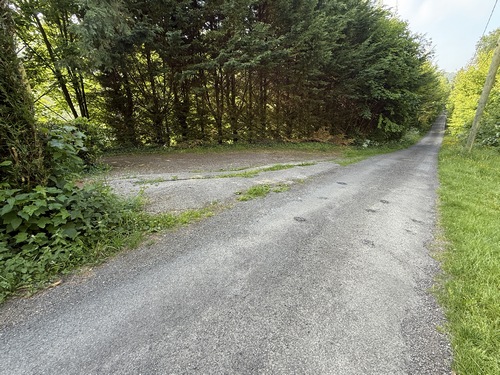 Nous passons au-dessus de l'église par la rue Raymond Subes, et allons prendre le chemin ici à gauche.