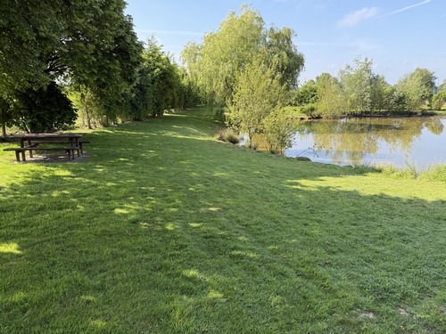 Table de pique-nique près de la mare de Renfeugères sur le chemin du Calvaire.