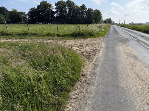 Passage de 300m sur la D6 avant de retrouver les chemins ici à gauche.