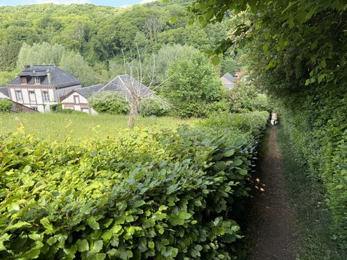 Nous sommes de retour à Sainte-Austreberthe, un dernier chemin descend directement au centre du bourg.