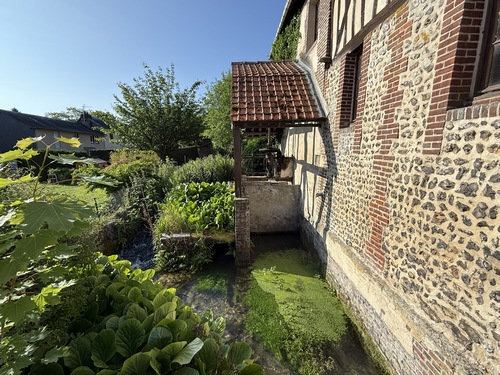 Le Moulin de la Côte était alimenté par l'Aubette qui prend sa source non loin. Ancien moulin à blé, devenu un gîte.