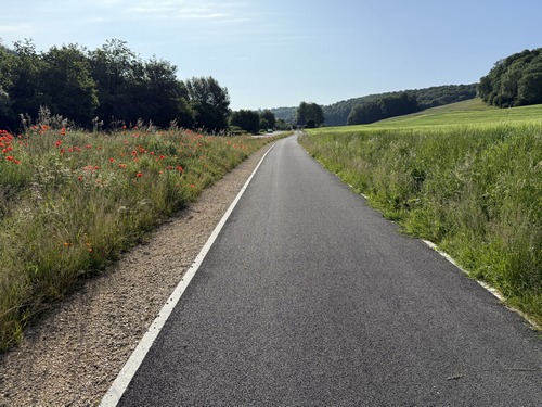 Après St-Aubin, la Sente de la Ravine devient une piste cyclable nettement plus banale.