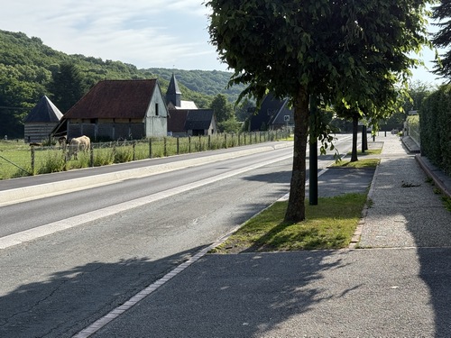 Nous arrivons à Epinay, on distingue l'église dédiée à la Vierge. L'église est née avec le village au 11e siècle sur un fief de l'abbaye de St-Ouen. L'église actuelle date du XVIIe siècle, réhabilitée en 1980. On voit aussi l'un des colombiers du château du Meslay (démoli).&nbsp;