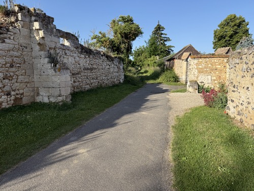 Nous longeons les murs de l'ancien manoir du Clos pour trouver notre premier chemin.