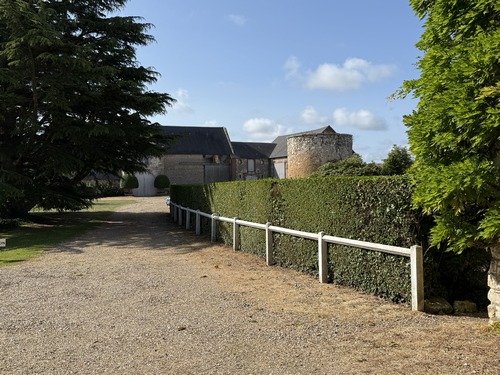 En avançant un peu sous la porte cochère, on peut apercevoir l'ancien colombier.&nbsp;