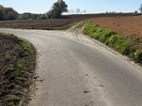 Le chemin débouche sur la route du Fresnay, nous prenons tout de suite le premier chemin à droite.