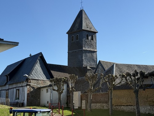 Eglise Notre-Dame, et à côté, les vestiges de la très ancienne ferme qui a donné son nom au village : la ferme aux chèvres.