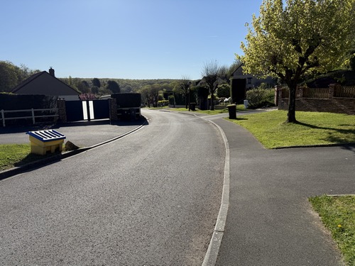 Pour fermer la boucle, il faut descendre la rue Chemin de la Vallée Galantine.