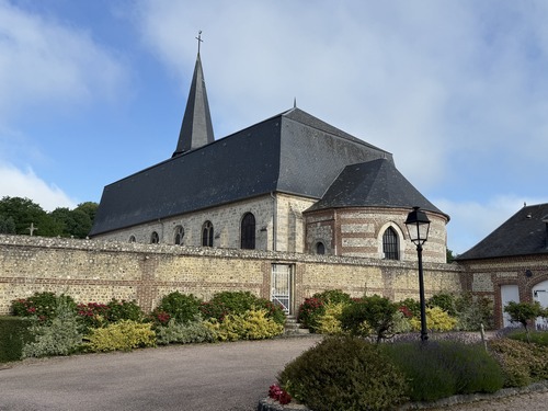 Nous partons du parking de la mairie, au pied de l'église Saint-Waast.