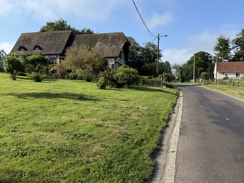 Nous sortons du village par la route des Hameaux (D420).