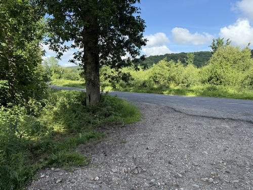 En approchant de Grainville, le GR211B continue sur la D75 que nous allons prendre à gauche. C'est le passage le moins agréable du circuit.