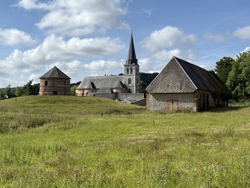 Grainville-la-Teinturière, sa motte féodale avec un colombier du XVIIIe et l'église ND-de-l'Assomption dans le chœur de laquelle est enterré le navigateur Jean de Béthencourt.