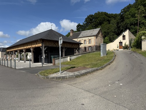 Nous longeons la Halle Cauchoise pour monter ici à droite vers le chemin de la Roquette. Nous quittons le GR211B.