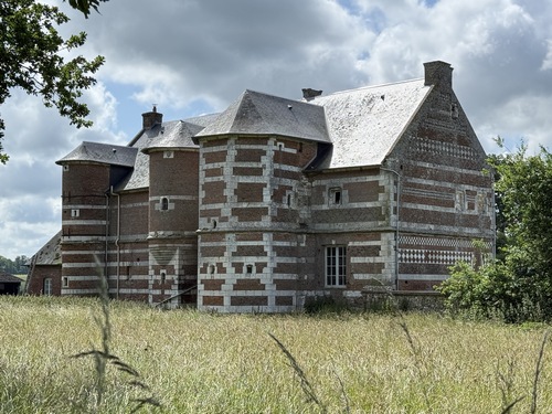 Nous longeons la Ferme de la Haute Commanville (XVe) au riche décor polychrome.&nbsp;