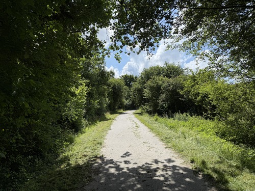 Nous marchons maintenant sur la Véloroute du Lin, qui suit ici une ancienne liaison ferroviaire entre la ligne de Motteville à St-Valery-en-Caux et Grainville-la-Teinturière (ligne de Dieppe à Fécamp).