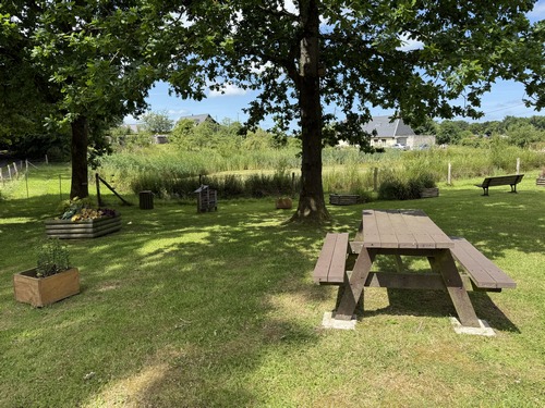 La Véloroute se termine au niveau de l'ancienne ligne de Motteville à St-Valery-en-Caux. Nous continuons sur de petites routes tranquilles, avec ici une pause à Emondeville près de la mare.