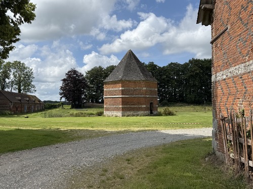 Ancien colombier à Emondeville. Ce circuit a 62% de goudron, mais ne manque pas de paysages agréables et de patrimoine.