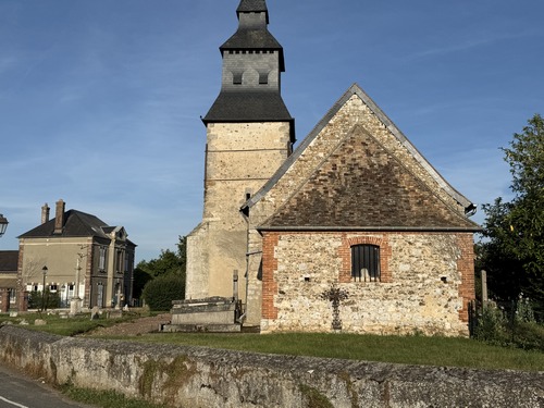Nous longeons l'église Sainte-Geneviève pour aller trouver notre premier chemin.