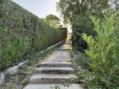 Nous partons du parking du Parc des Saules, traversons le bourg et montons vers les Communaux.&nbsp;