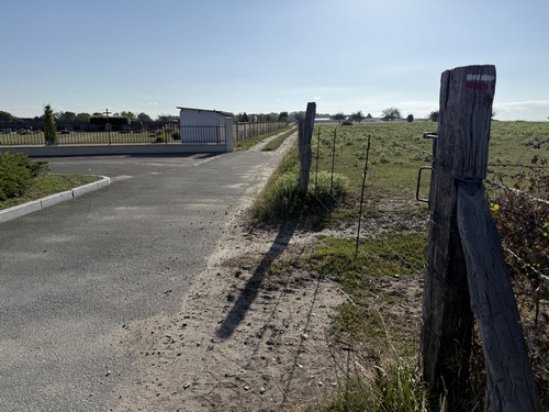 Au niveau du cimetière, nous prenons le chemin à droite (GR2).