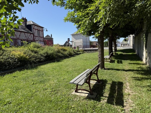 Sympathique arrivée à Igoville par le GR2.