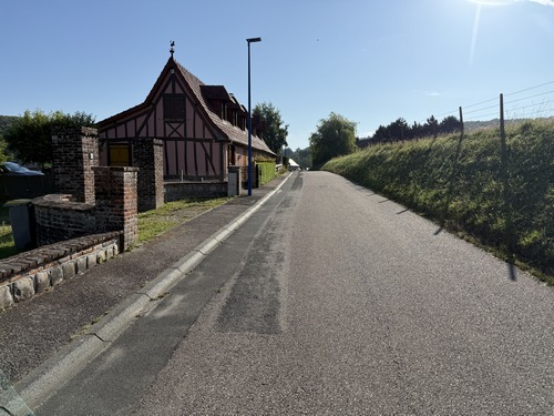 L'itinéraire reste au-dessus du bourg, sur la rue du Mont-Grimont.