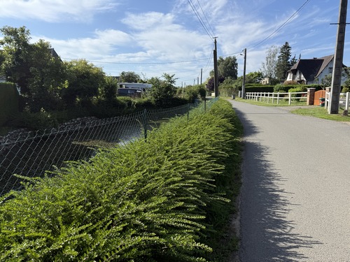 Je traverse le hameau du Bout-Levet et vais attraper le GR25 à la sortie du bourg.