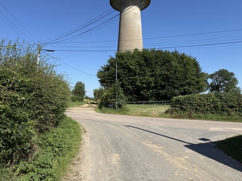 Je marche maintenant sur le chemin des Chasse-Marée (GR25), je vais le quitter ici et tourner à gauche pour entrer dans le bourg de St-Georges.
