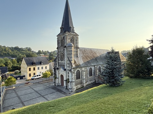 Nous suivons la rue des Abbés de Fécamp pour éviter le centre bourg. La rue domine ici l'église ND-de-l'Assomption (XIXe). L'église d'origine appartenait à l'abbaye de la Trinité de Fécamp.