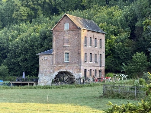 Nous traversons la D151 en direction du Cailly, en longeant le Moulin de la Nation (XIXe). Le moulin d'origine appartenait aussi à l'abbaye de Fécamp, et devint Bien National en 1789.