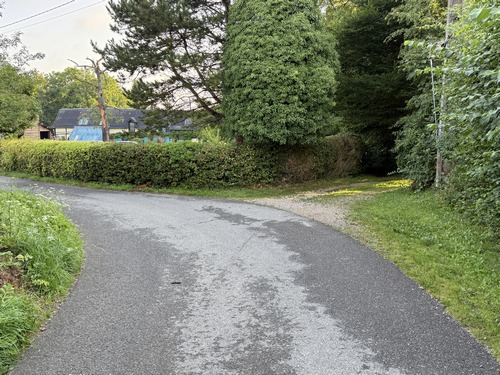 Nous suivons la rue Tour du Creux, et allons la quitter ici pour suivre, en face, le chemin des Maisonnettes.