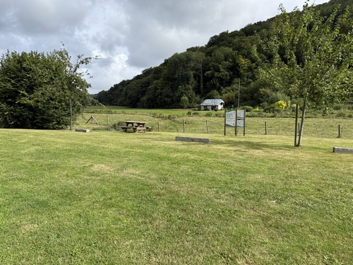 Nous partons de l'aire de pique, il y a aussi un parking au pied de l'église.
