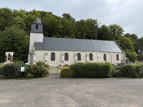 Nous longeons l'église Saint-Pierre (XIIe XVIIe). L'église de la paroisse Notre-Dame n'existe plus, elle était située dans le cimetière près de l'aire de pique-nique.