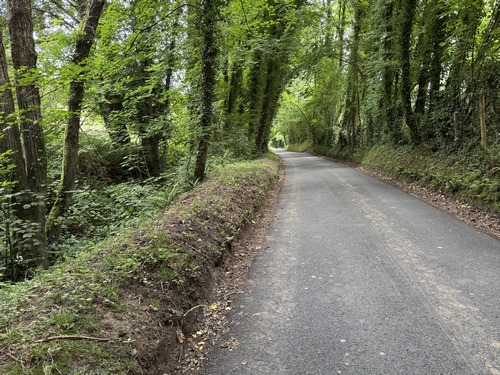 La route de la Charrière Bardel descend vers le bourg de St-Pierre-du-Val.