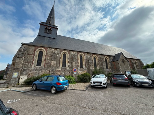 Eglise Saint-Jean-Baptiste de Bosc-le-Hard. Après la place des Halles, nous continuons par la rue des Forges.