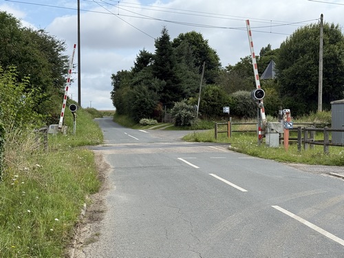 Juste après la traversée de la ligne Montérolier-Buchy - Motteville, nous prendrons le Chemin des Mobiles à droite.