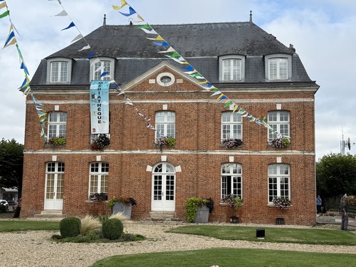 Retour au niveau du Petit Château, manoir devenu la mairie de Bosc-le-Hard.