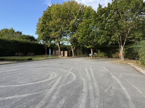Nous partons du grand parking de la mairie en direction du bois du Chouquet. On distingue à gauche le panneau officiel du circuit.